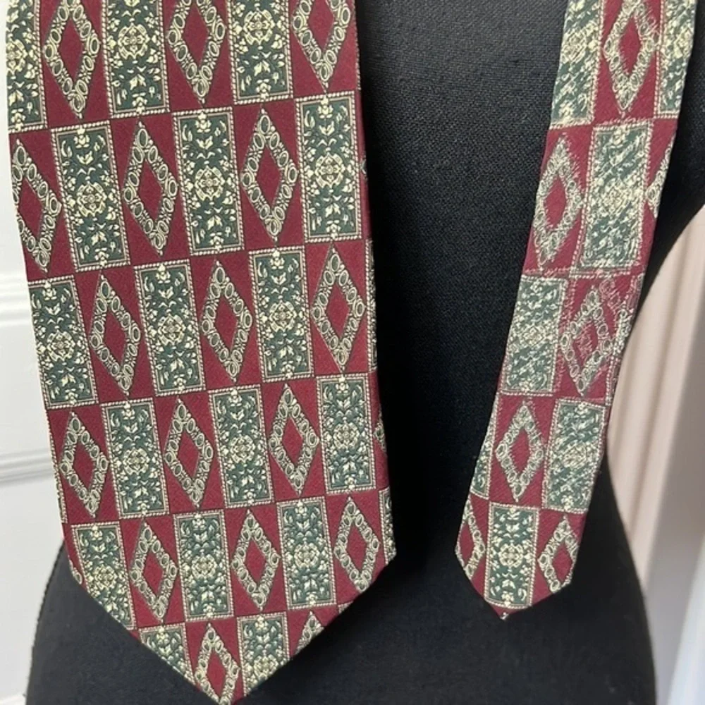 THE‎ METROPOLITAN MUSEUM OF ART SILK TIE